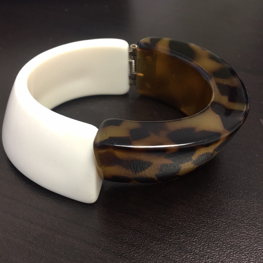 Hinged bracelet